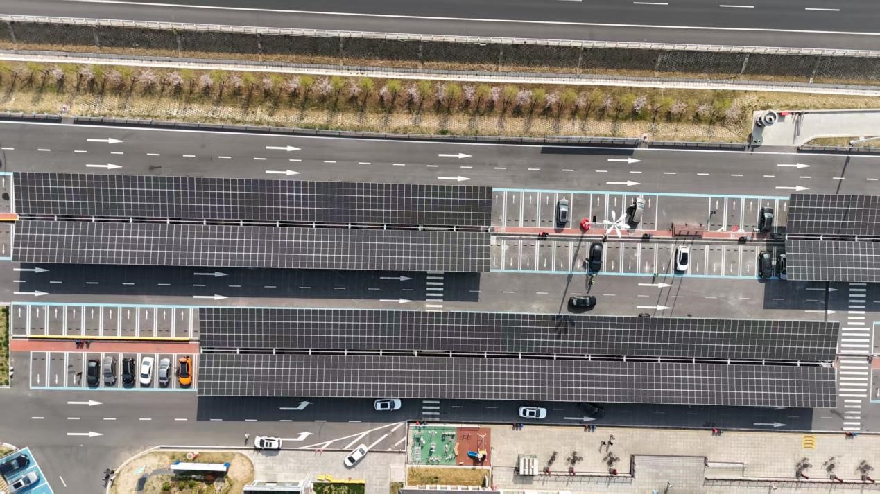JCHC Beijing-Shanghai Expressway Liu Laozhuang Service Area 2.4MW distributed photovoltaic power station